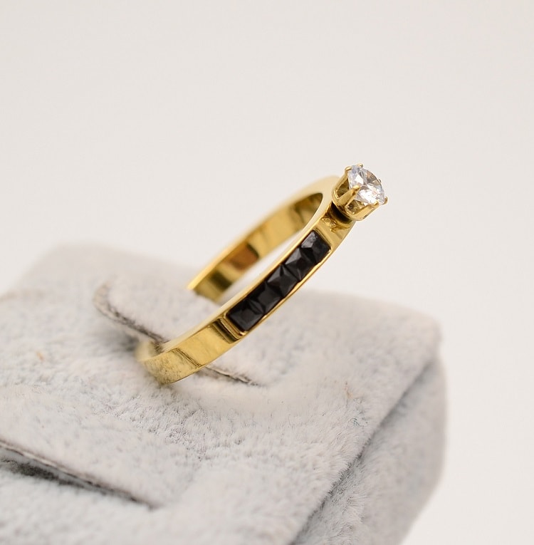 Inel inox auriu de logodna cu ---Zirconiu Alb si Negru--- 1648S