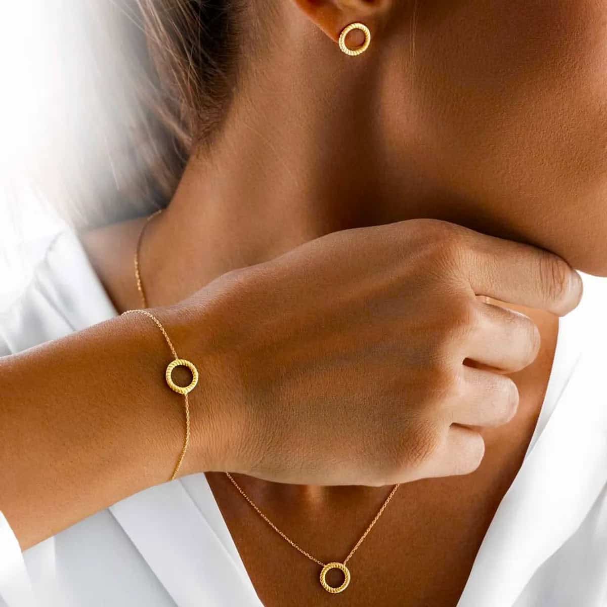 Bijuterii Chic pentru Femei – Set Elegant cu Colier, Bratara si Cercei Aurii 1223K